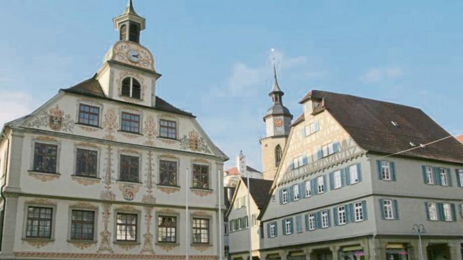 Neulich reihten sich „zehn liebevoll gepflegte Youngtimer aus ganz Baden-Württemberg“ im Zuge einer Sternfahrt auf dem Vaihinger Marktplatz auf, schreibt Manfred Arnold zu seinem Foto. Fiat Sportcoupés seien von 1994 bis Ende 2000 gebaut worden.