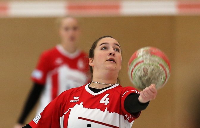 Lisa Knodel spielt hier den Ball sicher, aber über die ersten zwei Heimspiele in der neuen Kaltensteinhalle zeigte der TV Vaihingen viel zu viele Eigenfehler. <span class='image-autor'>Foto: Küppers</span>