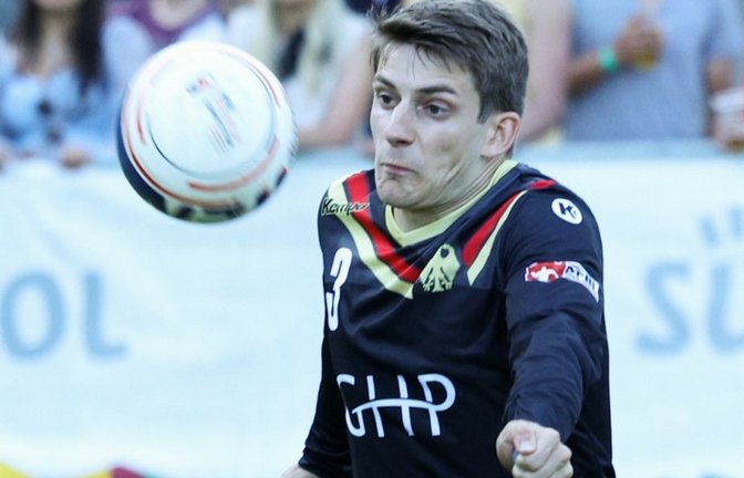 Jakob Kilpper (von rechts), Jaro Jungclaussen und Johannes Jungclaussen haben sich bei ihrem ersten großen Turnier mit der A-Nationalmannschaft gleich mit der Goldmedaille belohnt. Die drei Faustballer des TV Vaihingen wurden mit Deutschland Europameister. <span class='image-autor'>Fotos: DFBL</span>