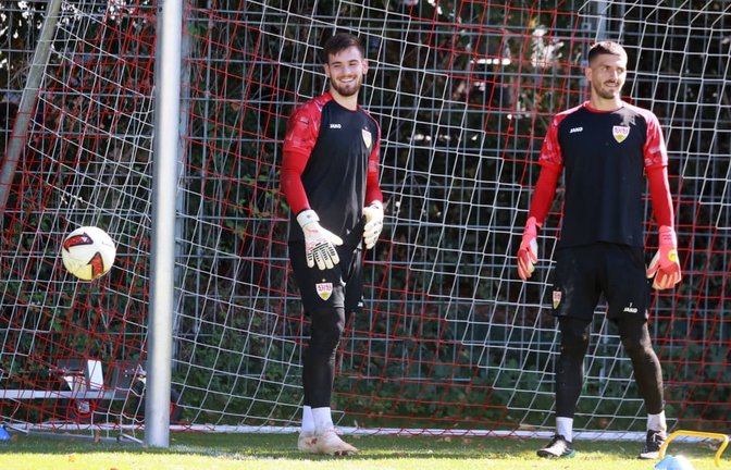 Die VfB-Torhüter Dennis Seimen (links) und Fabian Bredlow gehen wieder gemeinsam ihrer Arbeit nach.<span class='image-autor'>IMAGO/Herbert Rudel</span>