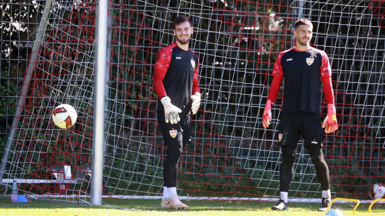 Die VfB-Torhüter Dennis Seimen (links) und Fabian Bredlow gehen wieder gemeinsam ihrer Arbeit nach.IMAGO/Herbert Rudel Die VfB-Torhüter Dennis Seimen (links) und Fabian Bredlow gehen wieder gemeinsam ihrer Arbeit nach.IMAGO/Herbert Rudel
