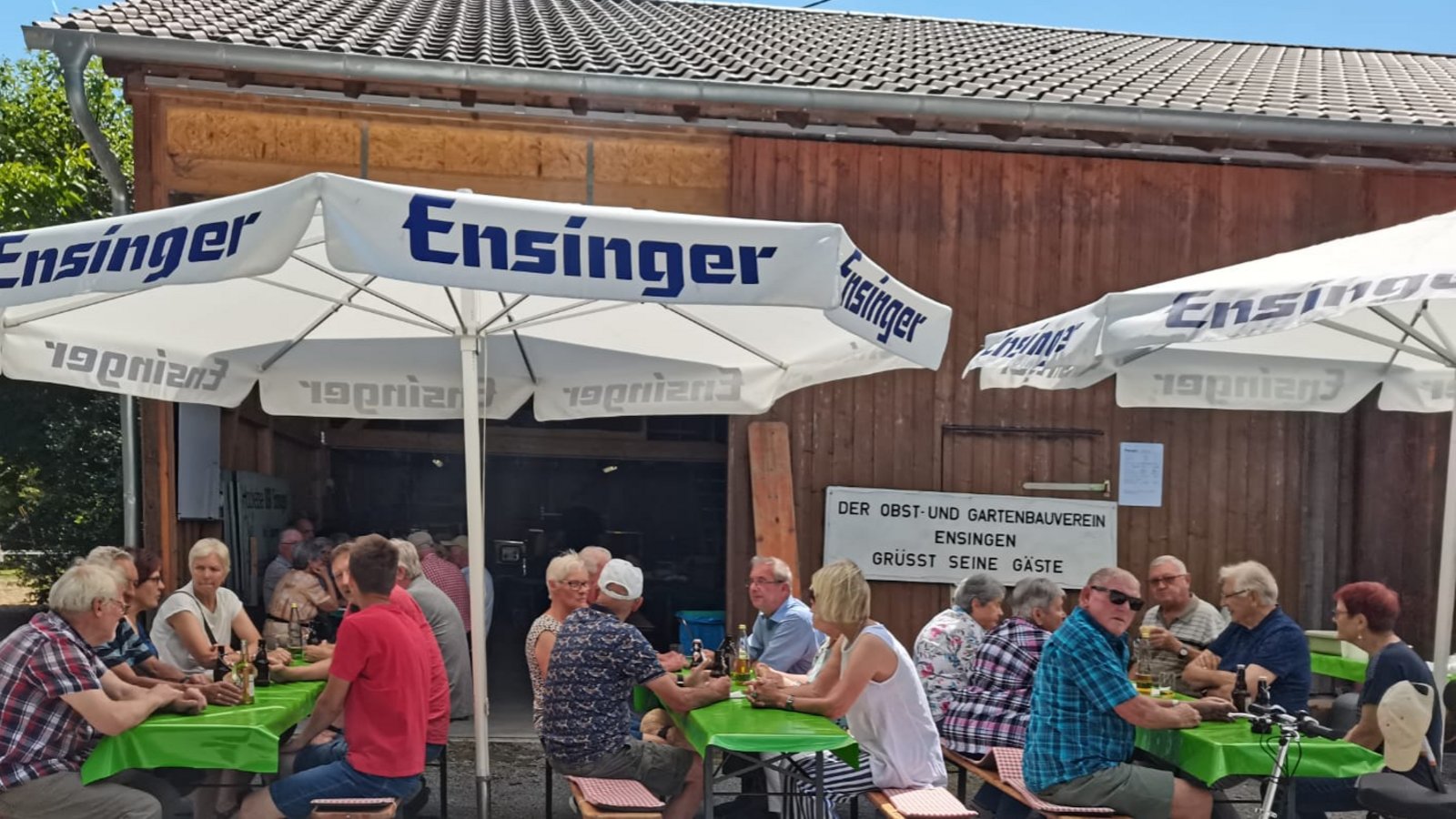Der Obst und Gartenbauverein Ensingen hat seine Wanderung im Frühjahr diesmal ausgesetzt und dafür eine kleine feine Hocketse im vereinseigenen Schuppen veranstaltet. Der Zuspruch der Besucher war ein klares Zeichen dafür, dass ein gemütliches Zusammensitzen immer gut ankommt.Völlig überraschend sorgte Martin Gutjahr mit seiner „Qetschkommod“ für musikalische Unterhaltung. Foto: p Der Obst und Gartenbauverein Ensingen hat seine Wanderung im Frühjahr diesmal ausgesetzt und dafür eine kleine feine Hocketse im vereinseigenen Schuppen veranstaltet. Der Zuspruch der Besucher war ein klares Zeichen dafür, dass ein gemütliches Zusammensitzen immer gut ankommt.Völlig überraschend sorgte Martin Gutjahr mit seiner „Qetschkommod“ für musikalische Unterhaltung. Foto: p