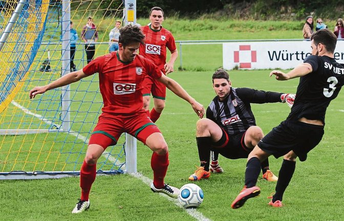 Derby zum Auftakt der Kreisliga A 3: In Riet zeigen Nussdorfs Abwehrspieler Robin Wöhr und Torwart Constantin Dobros sowie Kevin Stotz (von links) vollen Einsatz vor dem Gästetor. Foto: Küppers