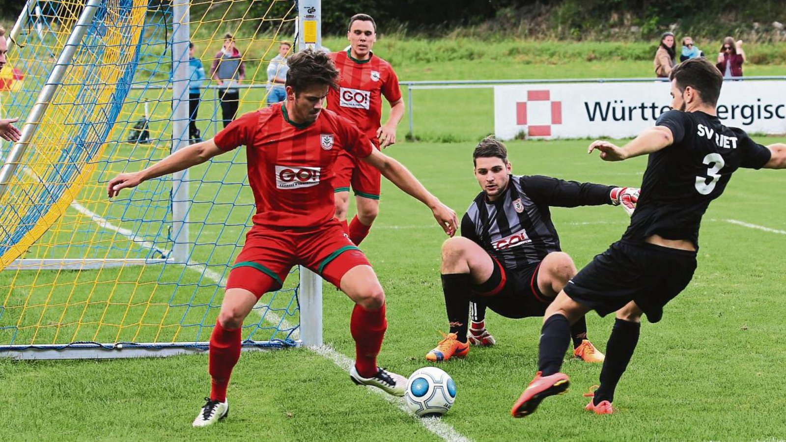 Derby zum Auftakt der Kreisliga A 3: In Riet zeigen Nussdorfs Abwehrspieler Robin Wöhr und Torwart Constantin Dobros sowie Kevin Stotz (von links) vollen Einsatz vor dem Gästetor. Foto: Küppers