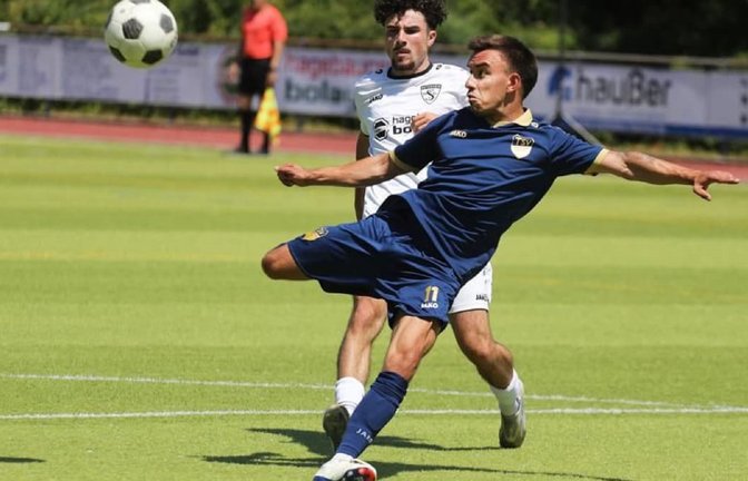 Patric Vaihinger (vo./gegen Leon Teller) vom TSV Heimsheim traf im Testspiel gegen seinen Ex-Club SKV Rutesheim zur Führung für den Bezirksligisten.<span class='image-autor'>Andreas Gorr</span>