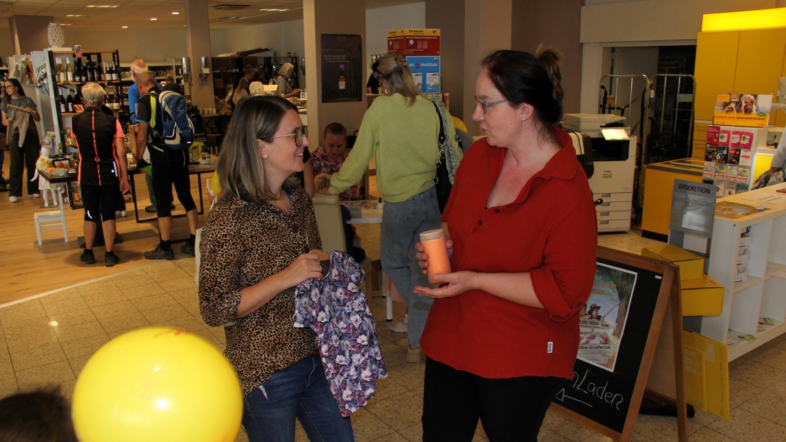 Feiern den Umzug und die Neueröffnung: Rebekka Sakarli (links) und Nicole Leipp.  Foto: Kauer