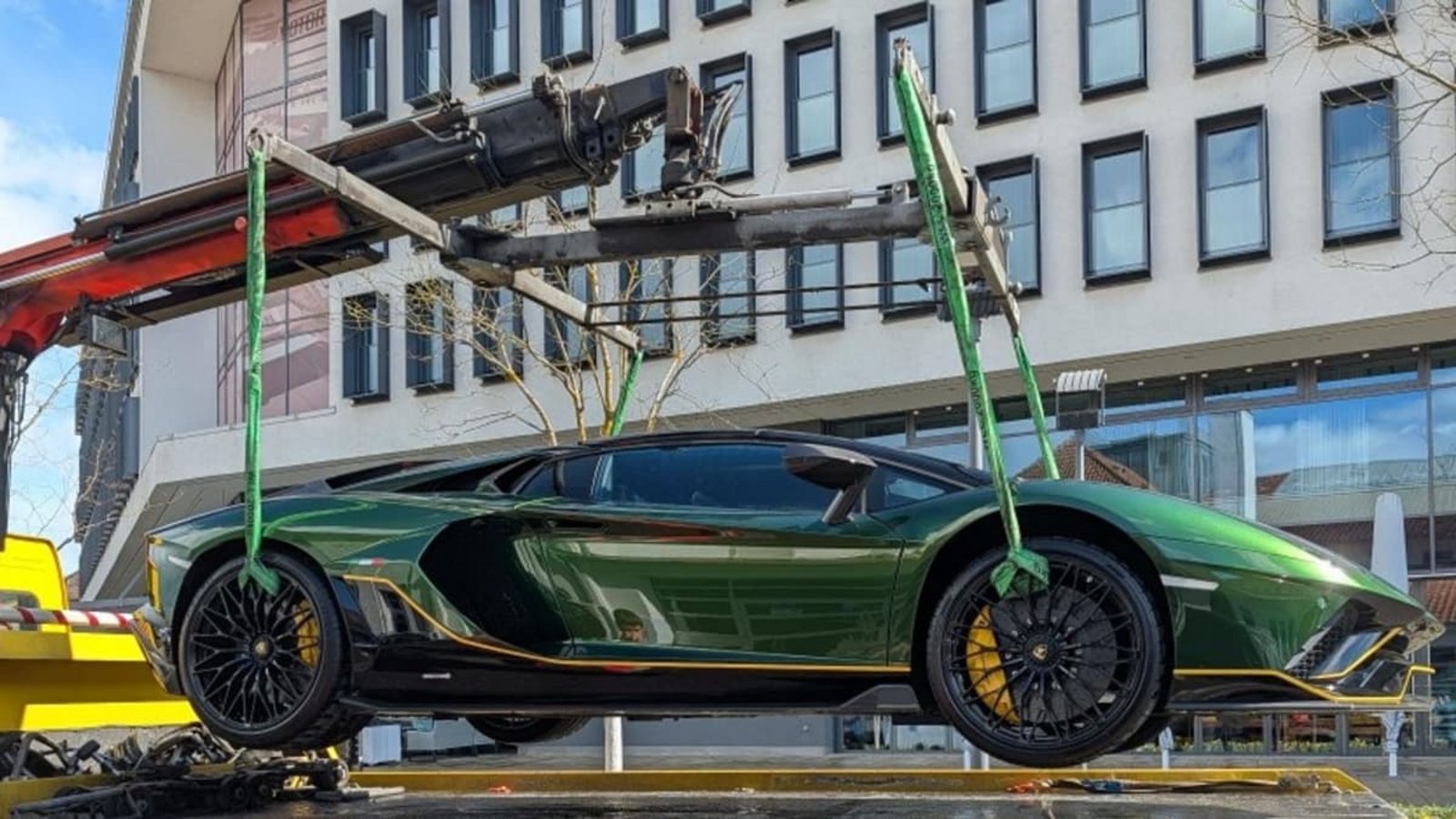 Ein Lamborghini Aventador LP 780-4 Ultimae Roadster wird auf ein Abschleppfahrzeug verladen.Handout/Berlin/Justizministerium/dpa Ein Lamborghini Aventador LP 780-4 Ultimae Roadster wird auf ein Abschleppfahrzeug verladen.Handout/Berlin/Justizministerium/dpa
