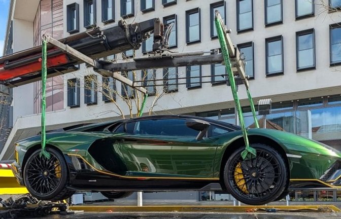 Ein Lamborghini Aventador LP 780-4 Ultimae Roadster wird auf ein Abschleppfahrzeug verladen.<span class='image-autor'>Handout/Berlin/Justizministerium/dpa</span>