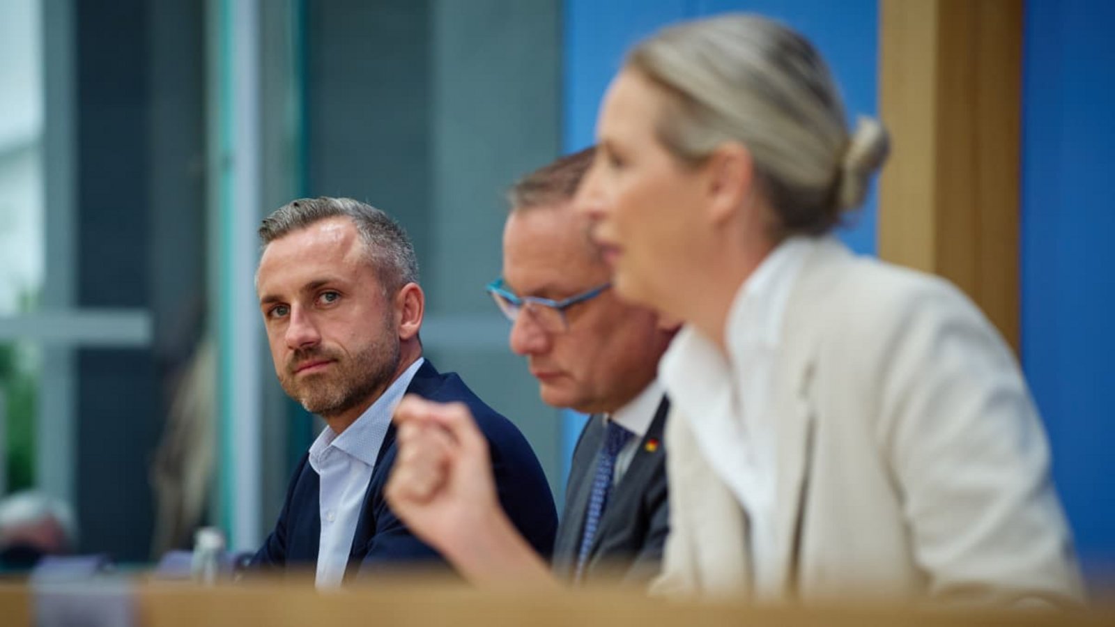 Ulrich Siegmund, Spitzenkandidat AfD in Sachsen-Anhalt, Tino Chrupalla, Bundessprecher der AfD und Co-Vorsitzender der AfD-Fraktion im Deutschen Bundestag und Alice Weidel, Bundessprecherin der AfD und Co-Vorsitzende der AfD-Fraktion stehen nach der Wahl in Sachsen-Anhalt bei einer PK Rede und Antwort.Schacht, Henning/actionpress Ulrich Siegmund, Spitzenkandidat AfD in Sachsen-Anhalt, Tino Chrupalla, Bundessprecher der AfD und Co-Vorsitzender der AfD-Fraktion im Deutschen Bundestag und Alice Weidel, Bundessprecherin der AfD und Co-Vorsitzende der AfD-Fraktion stehen nach der Wahl in Sachsen-Anhalt bei einer PK Rede und Antwort.Schacht, Henning/actionpress