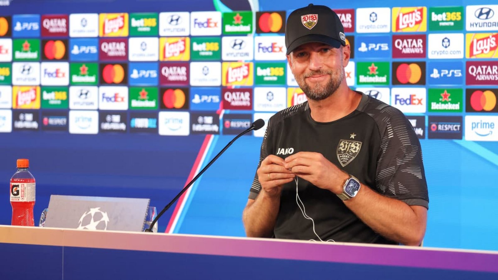Stuttgarts Trainer Sebastian Hoeneß geht gut gelaunt in die neue Champions-League-Saison.Baumann/Julia Rahn
