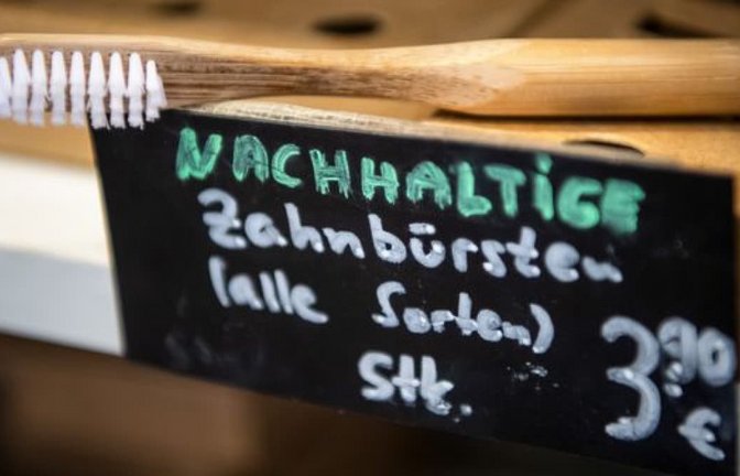 In einem Laden in Bremen wird eine nachhaltige Zahnbürste aus Holz angeboten.<span class='image-autor'>Sina Schuldt/dpa</span>