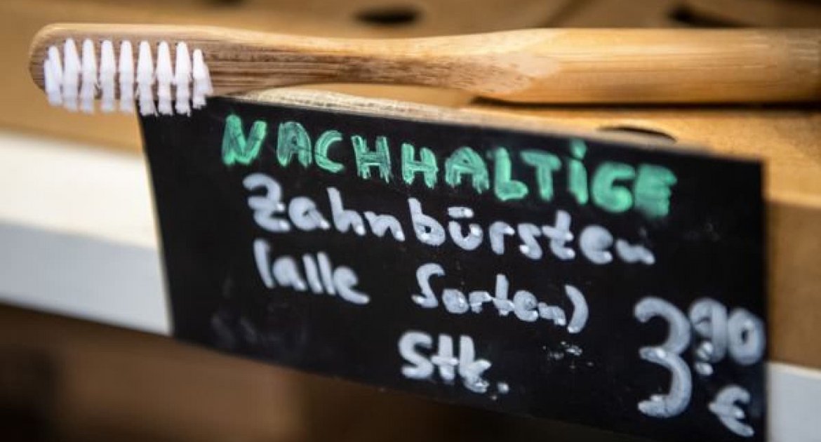 In einem Laden in Bremen wird eine nachhaltige Zahnbürste aus Holz angeboten.