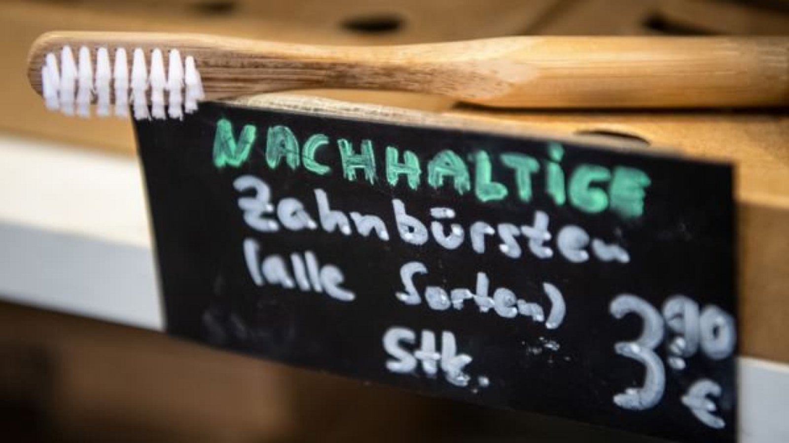 In einem Laden in Bremen wird eine nachhaltige Zahnbürste aus Holz angeboten.Sina Schuldt/dpa In einem Laden in Bremen wird eine nachhaltige Zahnbürste aus Holz angeboten.Sina Schuldt/dpa