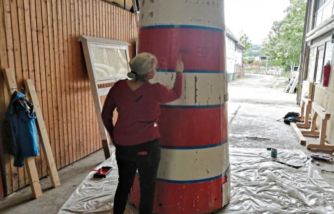 Letzte Vorbereitungen fürs Vaihinger Strandleben: Das Wahrzeichen, der Leuchtturm, bekommt noch frische Farbe verpasst. Das Strandleben startet am Donnerstag (22. Juli). Gesucht werden noch Helfer für den Reinigungsdienst. Interessierte können sich entweder per E-Mail an strandleben@mein.gmx wenden und dort die Wunschtermine mitteilen; sich beim Kultur- und Touristikamt, Marktplatz 5, in die aktuelle Liste eintragen oder Tina Fuchs vom Strandlebenteam unter 0 70 42 / 932 76 telefonisch kontaktieren. Foto: p