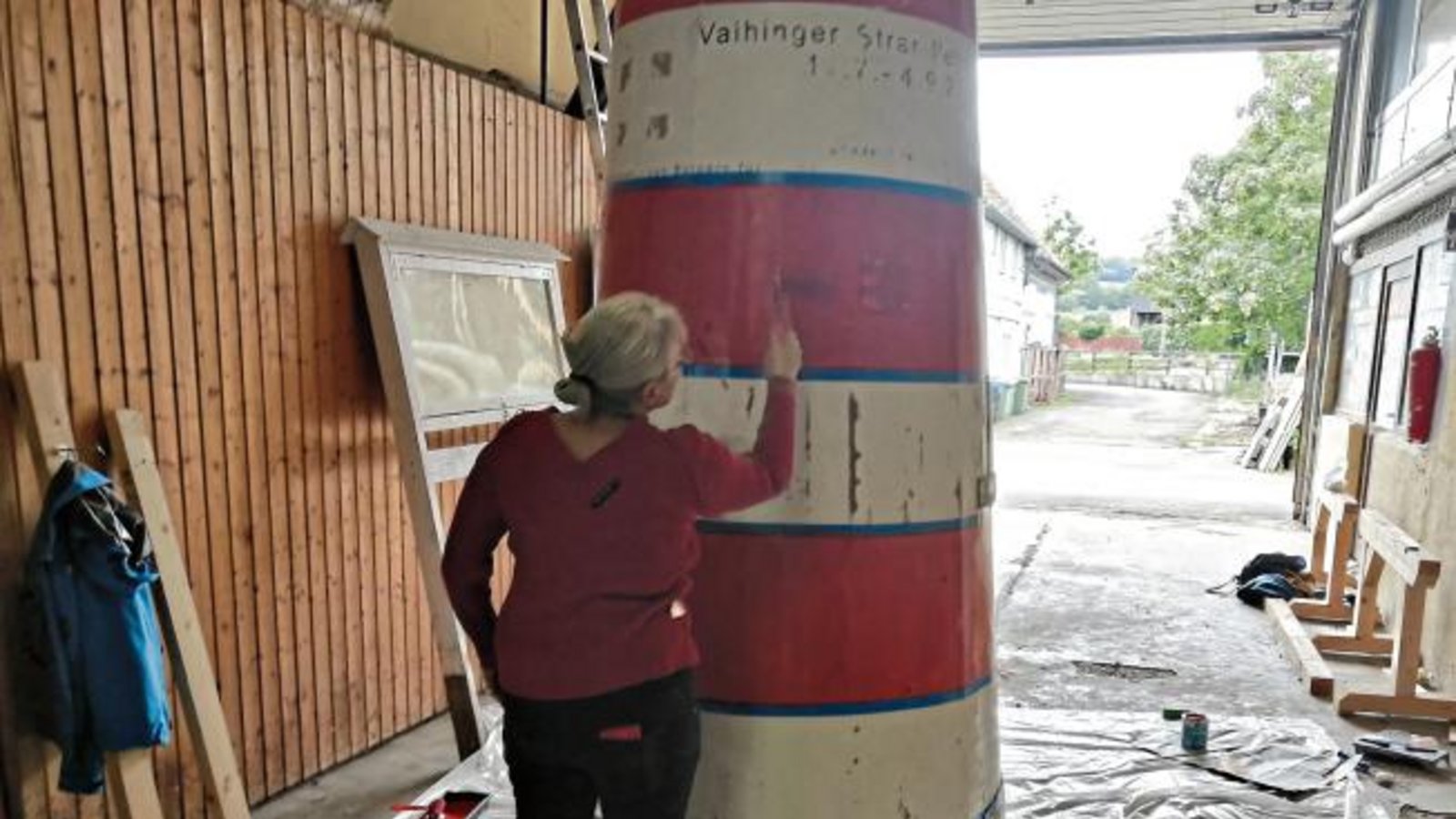 Letzte Vorbereitungen fürs Vaihinger Strandleben: Das Wahrzeichen, der Leuchtturm, bekommt noch frische Farbe verpasst. Das Strandleben startet am Donnerstag (22. Juli). Gesucht werden noch Helfer für den Reinigungsdienst. Interessierte können sich entweder per E-Mail an strandleben@mein.gmx wenden und dort die Wunschtermine mitteilen; sich beim Kultur- und Touristikamt, Marktplatz 5, in die aktuelle Liste eintragen oder Tina Fuchs vom Strandlebenteam unter 0 70 42 / 932 76 telefonisch kontaktieren. Foto: p Letzte Vorbereitungen fürs Vaihinger Strandleben: Das Wahrzeichen, der Leuchtturm, bekommt noch frische Farbe verpasst. Das Strandleben startet am Donnerstag (22. Juli). Gesucht werden noch Helfer für den Reinigungsdienst. Interessierte können sich entweder per E-Mail an strandleben@mein.gmx wenden und dort die Wunschtermine mitteilen; sich beim Kultur- und Touristikamt, Marktplatz 5, in die aktuelle Liste eintragen oder Tina Fuchs vom Strandlebenteam unter 0 70 42 / 932 76 telefonisch kontaktieren. Foto: p
