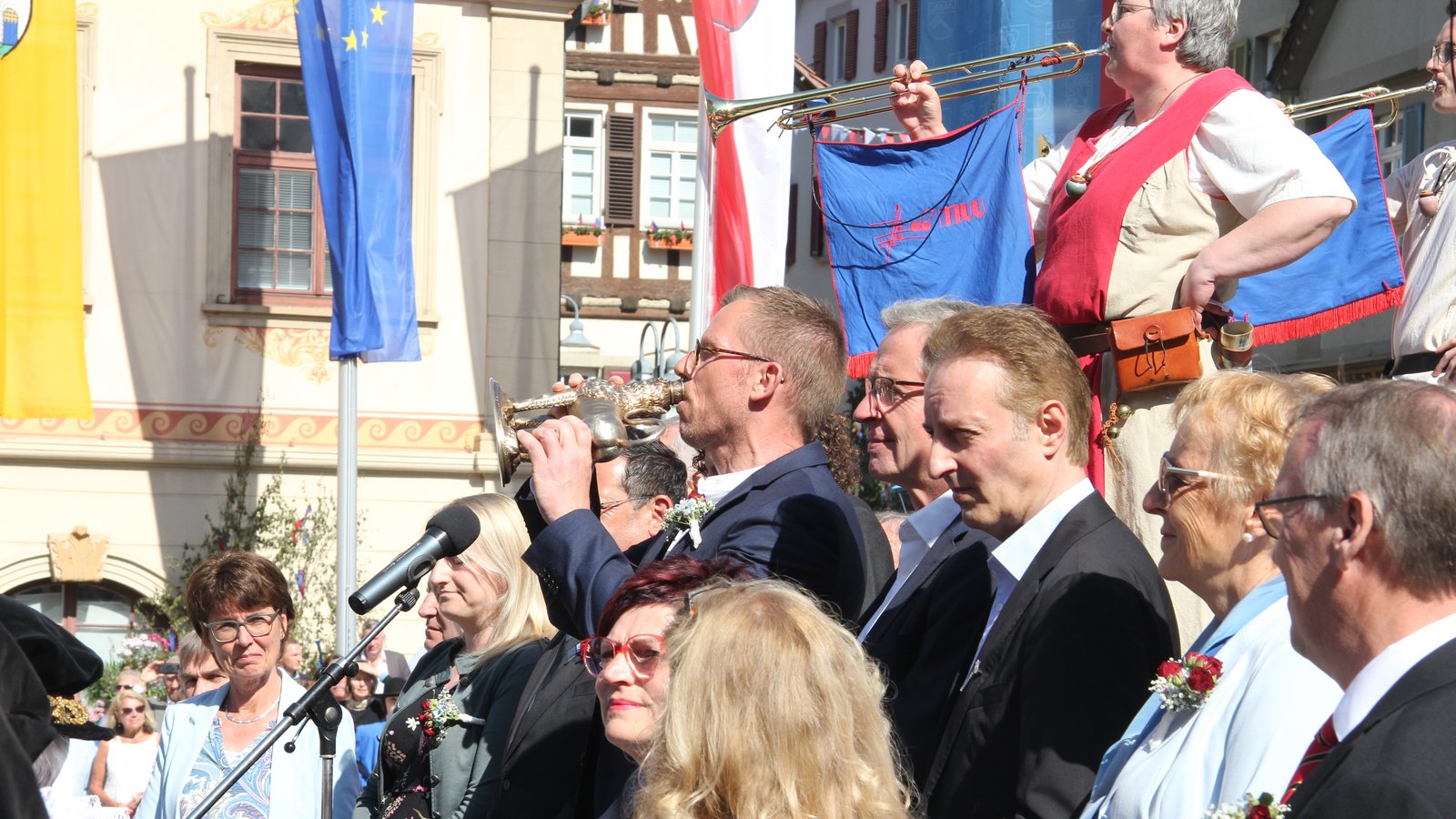 Der Maientag wird auf dem Marktplatz eröffnet. Fotos: Banholzer