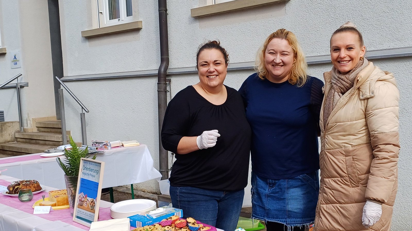 Kuchenverkauf des Elternbeirats vor der Grundschule in Aurich. Foto: Rücker