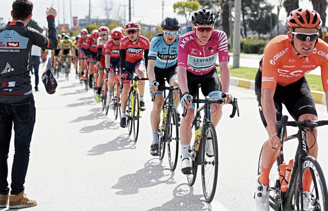 Meist in der Nähe von Teamkollege Szymon Rekita wie hier direkt am Hinterrad hielt sich Alexander Krieger (Dritter von rechts) auf der Schlussetappe der Tour of Antalya auf. Foto: Haumesser