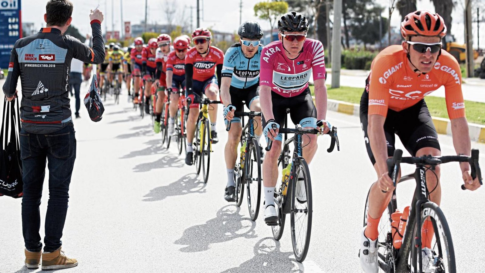 Meist in der Nähe von Teamkollege Szymon Rekita wie hier direkt am Hinterrad hielt sich Alexander Krieger (Dritter von rechts) auf der Schlussetappe der Tour of Antalya auf. Foto: Haumesser