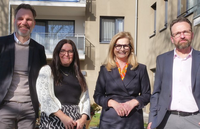 Thomas Schopp (rechts) hat die Leitung von St. Clara im Beisein der Vorstände der Keppler-Stiftung, Pia Theresia Franke (Zweite von rechts) und Klaus Günthör (links), an Heike Antoni-Stoitzner übergeben. <span class='image-autor'>Foto: Friedrich</span>
