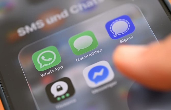 Beim sogenannten „SMS-Spoofing“ wird eine Textnachricht so manipuliert, dass es wirkt, als käme sie von einer vertrauenswürdigen Quelle. Mit eben dieser Masche haben Betrüger einen Mann aus Friedrichshafen um mehr als 100.000 Euro erleichtert.<span class='image-autor'>Wolf von Dewitz/dpa</span>