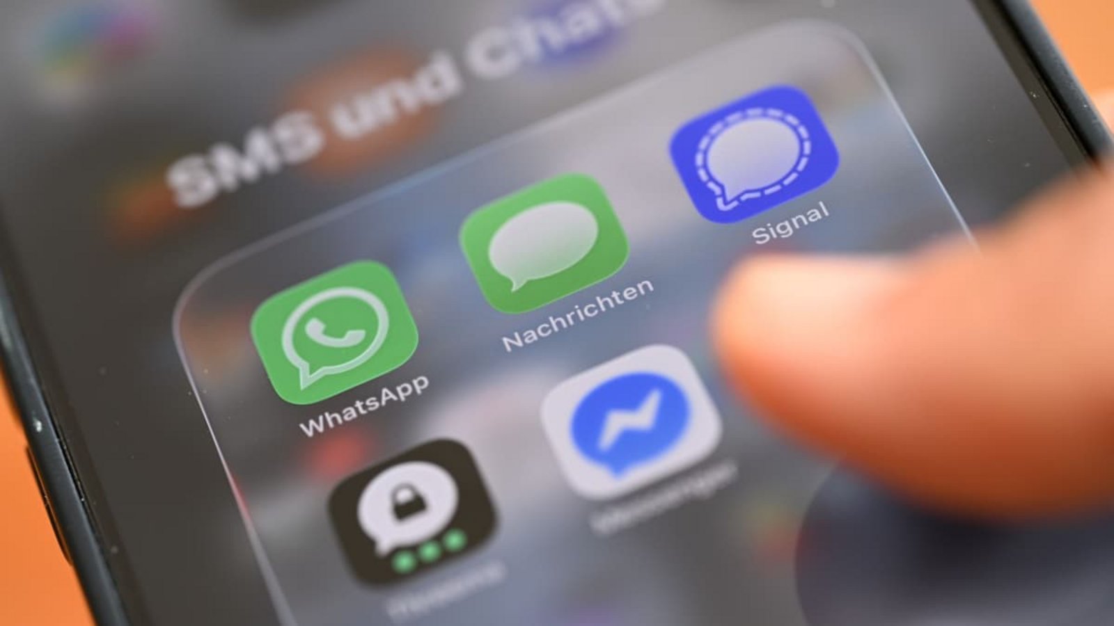 Beim sogenannten „SMS-Spoofing“ wird eine Textnachricht so manipuliert, dass es wirkt, als käme sie von einer vertrauenswürdigen Quelle. Mit eben dieser Masche haben Betrüger einen Mann aus Friedrichshafen um mehr als 100.000 Euro erleichtert.Wolf von Dewitz/dpa