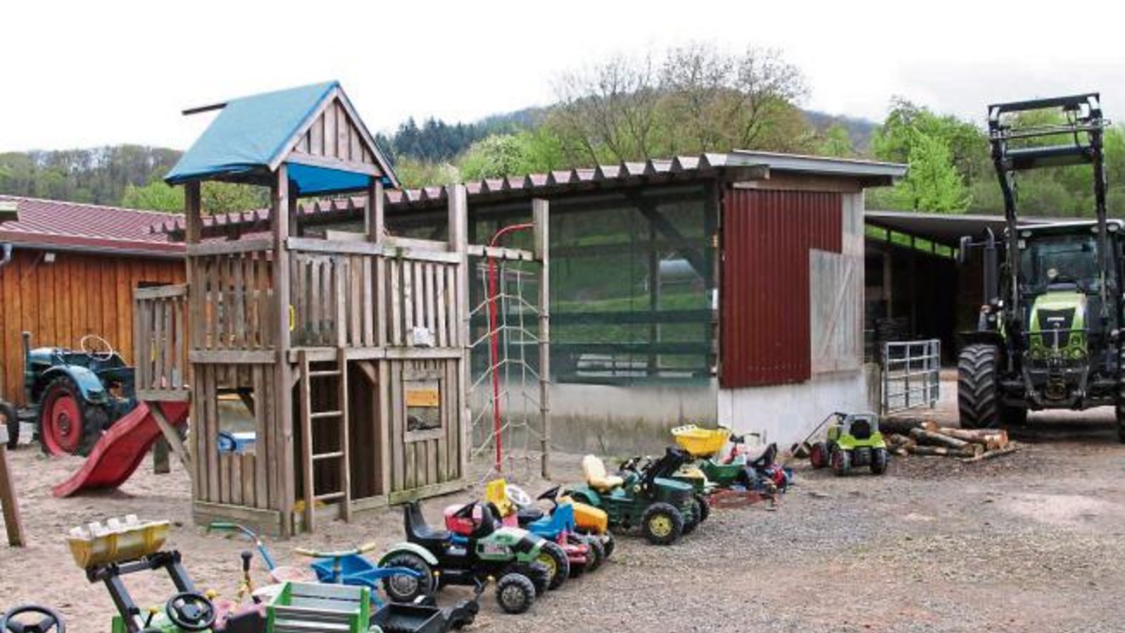 „Parkplatznot am Schülke-Hof“ nennt unser Leser Lothar Makkens sein Foto, das auf dem Ochsenbacher Erlebnisbauernhof entstanden ist. „Parkplatznot am Schülke-Hof“ nennt unser Leser Lothar Makkens sein Foto, das auf dem Ochsenbacher Erlebnisbauernhof entstanden ist.