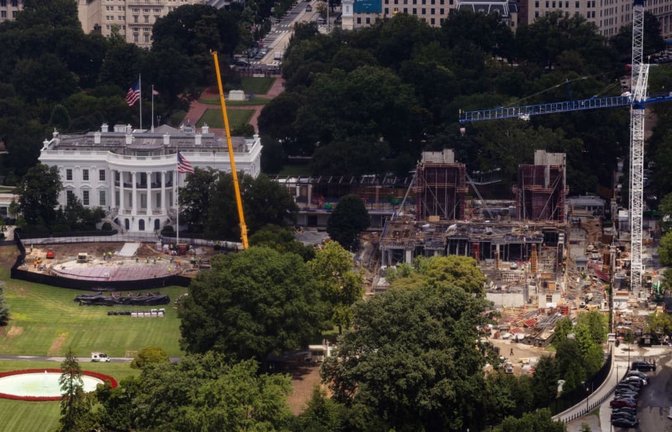 Baustelle Weißes Haus: Donald Trump hat den Ostflügel abreißen lassen - nun sind die Bauarbeiten dort gestoppt worden.<span class='image-autor'>Tierney L. Cross/FR172126 AP/AP/dpa</span>