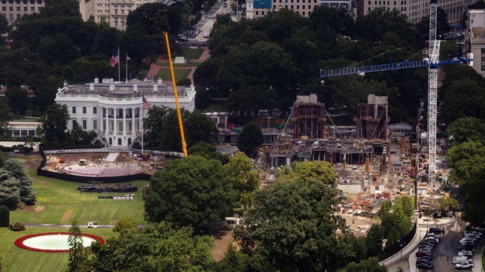 Baustelle Weißes Haus: Donald Trump hat den Ostflügel abreißen lassen - nun sind die Bauarbeiten dort gestoppt worden.Tierney L. Cross/FR172126 AP/AP/dpa