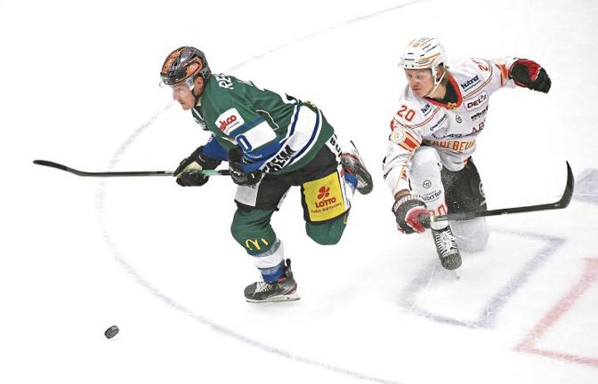 Norman Hauner enteilt hier seinem Kaufbeurer Bewacher Tobias Echtler. Im Heimspiel gegen den ESV bereitet er das erste Tor vor und belohnt sich dann mit dem Treffer zum 7:2. Foto: Baumann