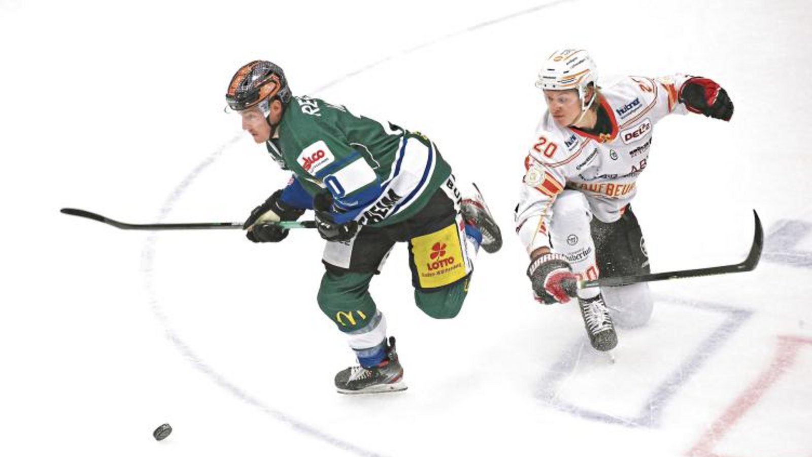 Norman Hauner enteilt hier seinem Kaufbeurer Bewacher Tobias Echtler. Im Heimspiel gegen den ESV bereitet er das erste Tor vor und belohnt sich dann mit dem Treffer zum 7:2. Foto: Baumann Norman Hauner enteilt hier seinem Kaufbeurer Bewacher Tobias Echtler. Im Heimspiel gegen den ESV bereitet er das erste Tor vor und belohnt sich dann mit dem Treffer zum 7:2. Foto: Baumann