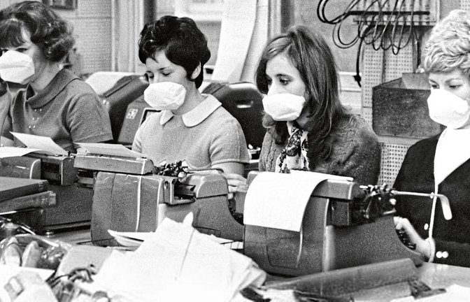 Das Foto könnte aus der heutigen Zeit sein. Doch das Bild im Enz- und Metterboten vom 31. Dezember 1969 zeigt Londoner Bürodamen, die zum Schutz Gesichtsmasken tragen.  Fotos: p