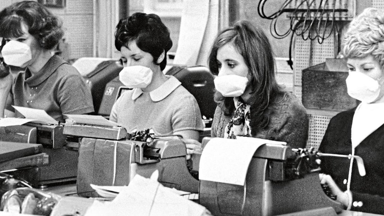Das Foto könnte aus der heutigen Zeit sein. Doch das Bild im Enz- und Metterboten vom 31. Dezember 1969 zeigt Londoner Bürodamen, die zum Schutz Gesichtsmasken tragen.  Fotos: p