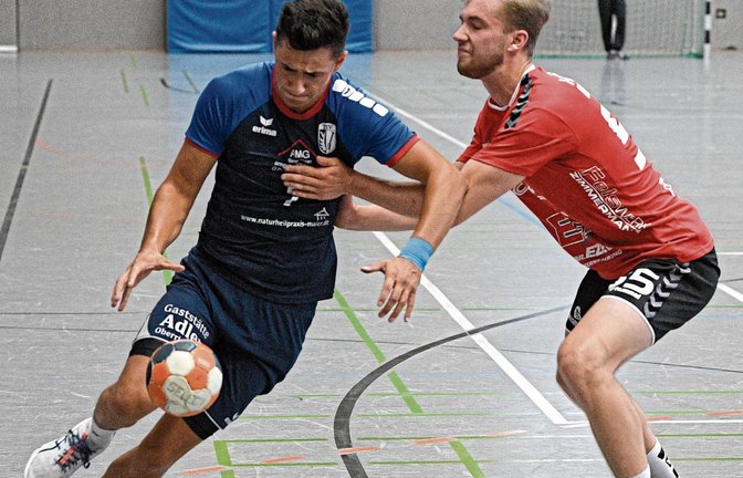 Yannick Ott (von rechts) vom HC Metter-Enz drängt im ersten Saisonspiel Oberriexingens Sebastian Grau ab.  Foto: Leitner