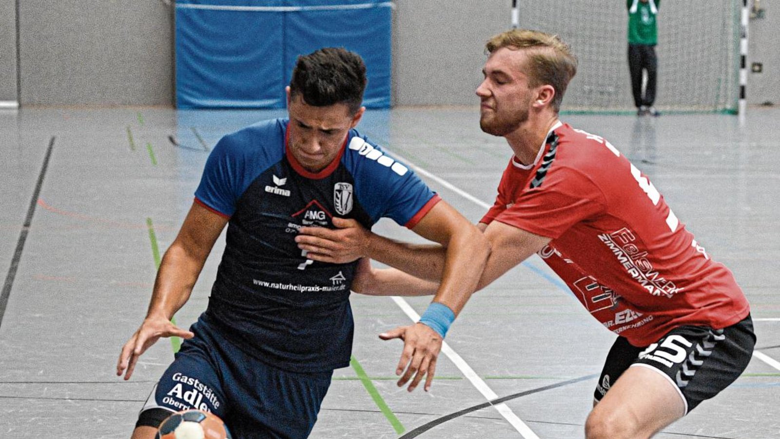 Yannick Ott (von rechts) vom HC Metter-Enz drängt im ersten Saisonspiel Oberriexingens Sebastian Grau ab.  Foto: Leitner