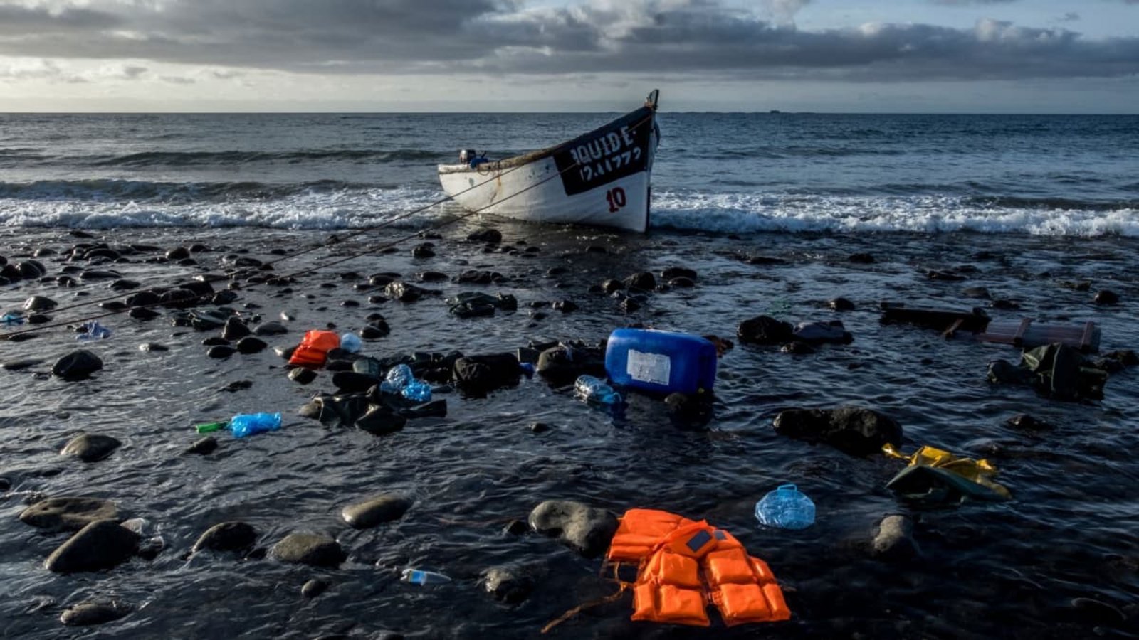 Ein Holzboot, mit dem Flüchtlinge aus Marokko über den Atlantischen Ozean gefahren sind, liegt an der Küste der Kanarischen Inseln.Javier Bauluz/AP/dpa Ein Holzboot, mit dem Flüchtlinge aus Marokko über den Atlantischen Ozean gefahren sind, liegt an der Küste der Kanarischen Inseln.Javier Bauluz/AP/dpa