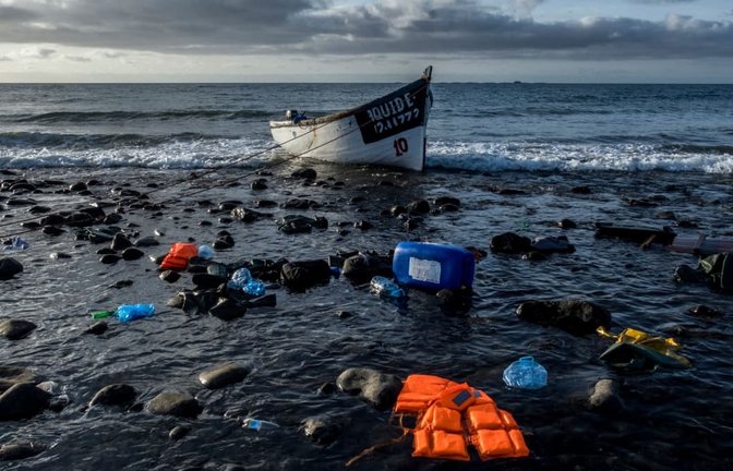 Ein Holzboot, mit dem Flüchtlinge aus Marokko über den Atlantischen Ozean gefahren sind, liegt an der Küste der Kanarischen Inseln.<span class='image-autor'>Javier Bauluz/AP/dpa</span>