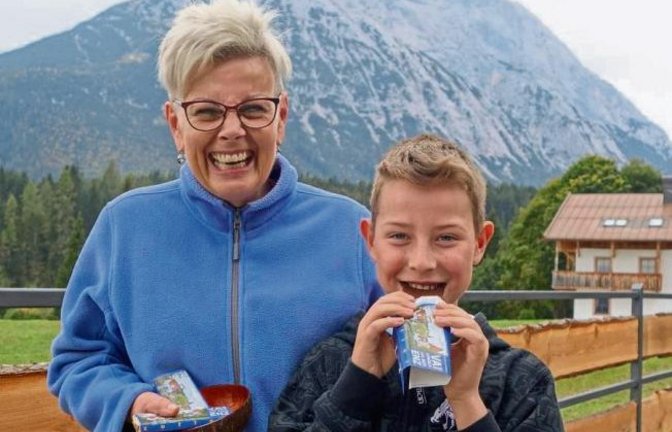 Kaum da, schon weg: Die Vaihinger Stadtschokolade kommt auch beim Leutaschtaler Mattheus Heiß vor der Hohen Munde in Tirol super an. Gibt es noch mehr Beweisfotos, in denen die VAI-Schoki so gut schmeckt? Senden Sie doch Ihre Bilder mit einigen erklärende
