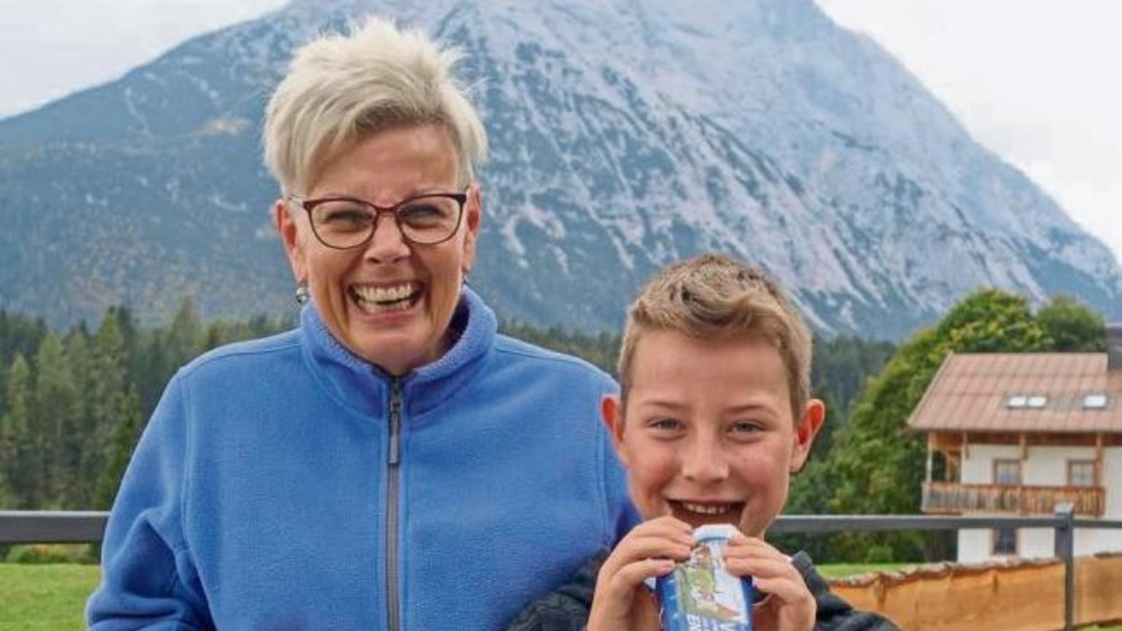 Kaum da, schon weg: Die Vaihinger Stadtschokolade kommt auch beim Leutaschtaler Mattheus Heiß vor der Hohen Munde in Tirol super an. Gibt es noch mehr Beweisfotos, in denen die VAI-Schoki so gut schmeckt? Senden Sie doch Ihre Bilder mit einigen erklärende Kaum da, schon weg: Die Vaihinger Stadtschokolade kommt auch beim Leutaschtaler Mattheus Heiß vor der Hohen Munde in Tirol super an. Gibt es noch mehr Beweisfotos, in denen die VAI-Schoki so gut schmeckt? Senden Sie doch Ihre Bilder mit einigen erklärende