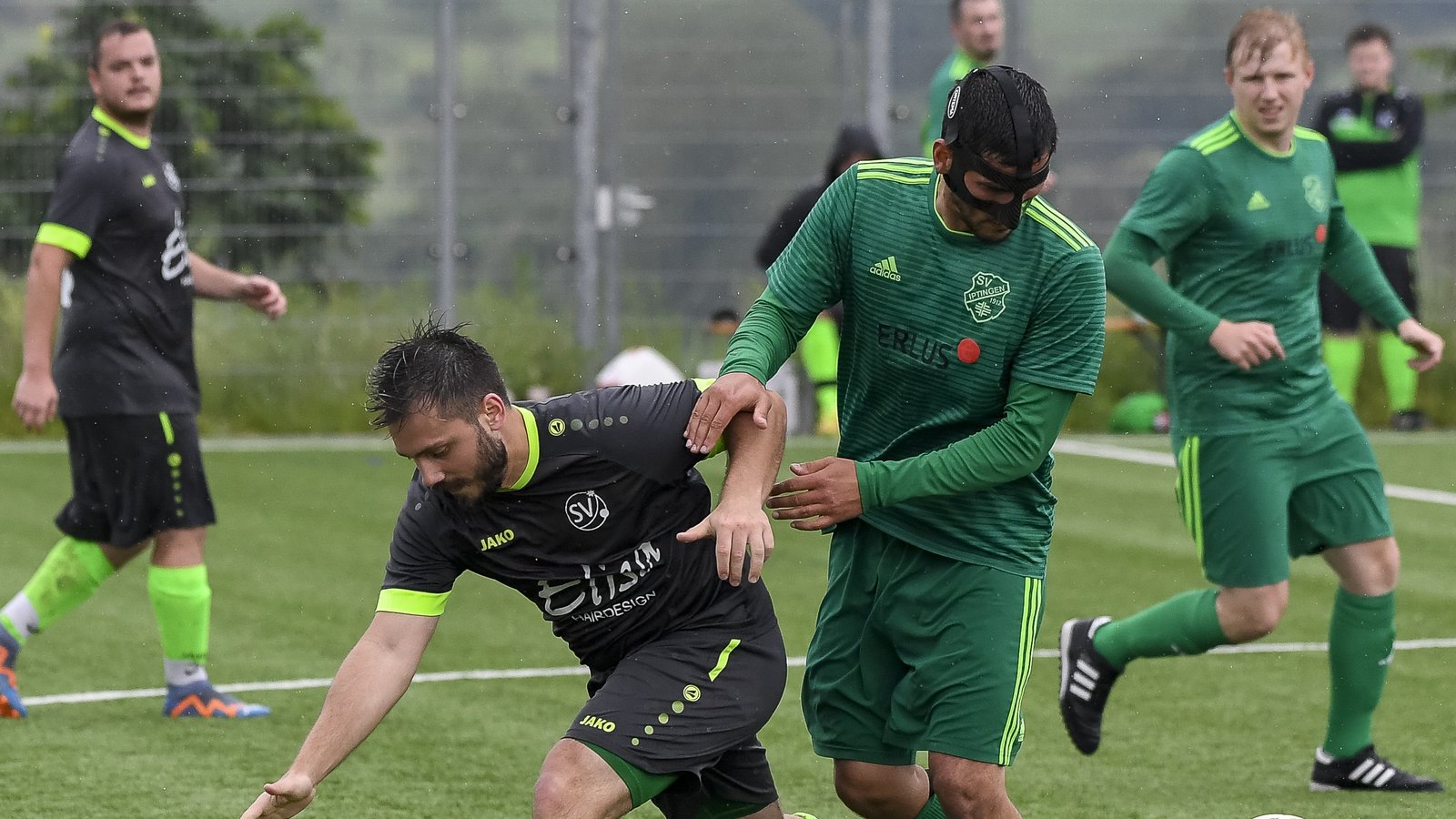 Matthias Knapp (rechts) vom SV Iptingen ist im Zweikampf präsent und feiert mit seiner Mannschaft einen 9:1-Kantersieg gegen den SV Sternenfels. Foto: Leitner Matthias Knapp (rechts) vom SV Iptingen ist im Zweikampf präsent und feiert mit seiner Mannschaft einen 9:1-Kantersieg gegen den SV Sternenfels. Foto: Leitner