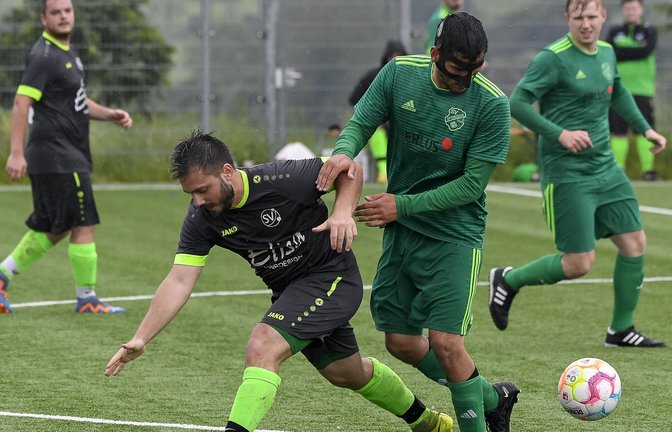 Matthias Knapp (rechts) vom SV Iptingen ist im Zweikampf präsent und feiert mit seiner Mannschaft einen 9:1-Kantersieg gegen den SV Sternenfels. <span class='image-autor'>Foto: Leitner</span>