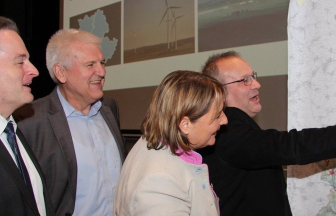 Planungsdirektor Thomas Kiwitt (von rechts) und die Regionalräte Isabel Kling, Gerd Maisch und Michael Schreiber vor der Karte mit vorgeschlagenen Vorranggebieten für Windkraftanlagen.