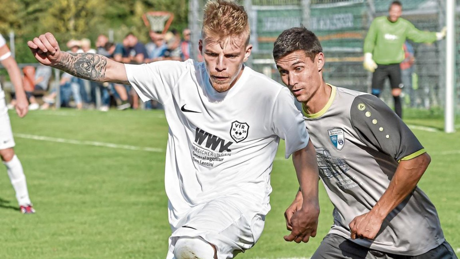 Im Hinspiel haben sich Sersheim (links Julian Riedel) und Michael Theilmanns SGM Roßwag/Mühlhausen einen heißen Kampf geliefert. Foto: Leitner Im Hinspiel haben sich Sersheim (links Julian Riedel) und Michael Theilmanns SGM Roßwag/Mühlhausen einen heißen Kampf geliefert. Foto: Leitner