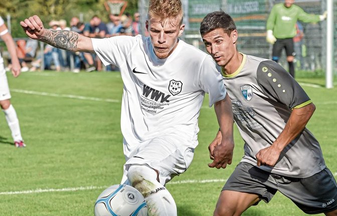 Im Hinspiel haben sich Sersheim (links Julian Riedel) und Michael Theilmanns SGM Roßwag/Mühlhausen einen heißen Kampf geliefert. Foto: Leitner