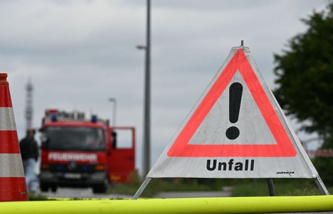 Durch den Unfall entwickelte sich ein langer Stau. (Symbolbild)<span class='image-autor'>Katharina Kausche/dpa</span>