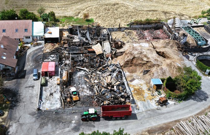 Der Lindenhof in Oberriexingen bietet fünf Wochen nach dem Großbrand immer noch ein Bild der Verwüstung. Der Feuerwehr gelang es, die beiden Wohnhäuser links zu erhalten. <span class='image-autor'>Fotos: Küppers</span>