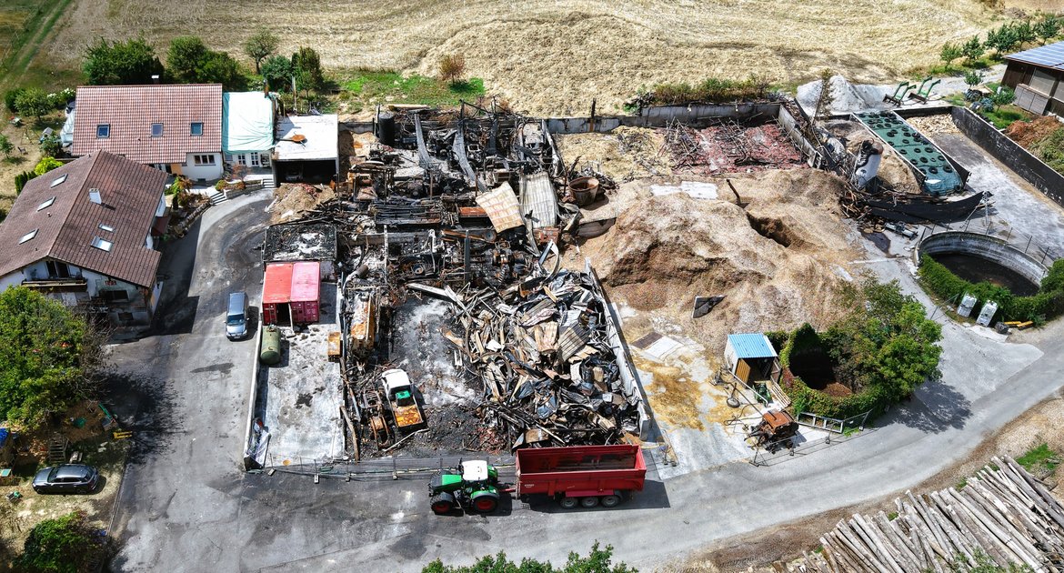 Lindenhof Oberriexingen nach Großbrand in der Nacht auf Mittwoch 17. Juni 2026, Landwirtschaft, Feuer, Feuerwehr, Einsatz, Blaulicht, Unglück, Aussiedlerhof,  Nachbericht nach einem Monat mit der Familie,  von Nordosten mit völlig zerstörten Hallen rechts, Rinderstall rechts hinten, Wohnhäusern links Drohnenbild, Luftbild mit Drohne