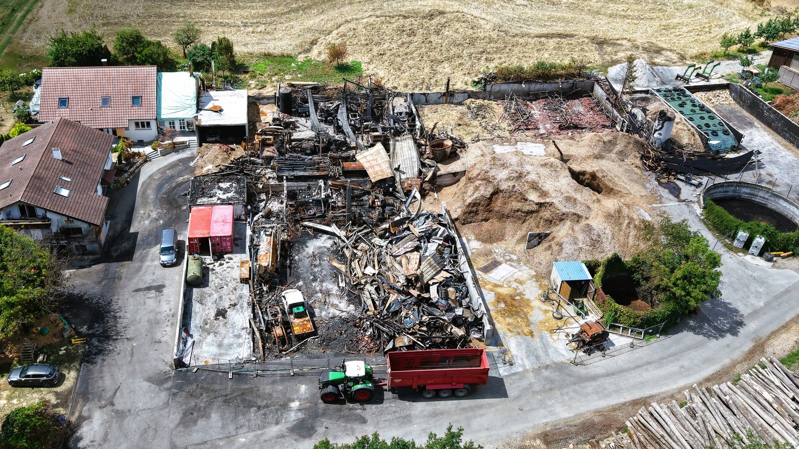 Der Lindenhof in Oberriexingen bietet fünf Wochen nach dem Großbrand immer noch ein Bild der Verwüstung. Der Feuerwehr gelang es, die beiden Wohnhäuser links zu erhalten. Fotos: Küppers Der Lindenhof in Oberriexingen bietet fünf Wochen nach dem Großbrand immer noch ein Bild der Verwüstung. Der Feuerwehr gelang es, die beiden Wohnhäuser links zu erhalten. Fotos: Küppers