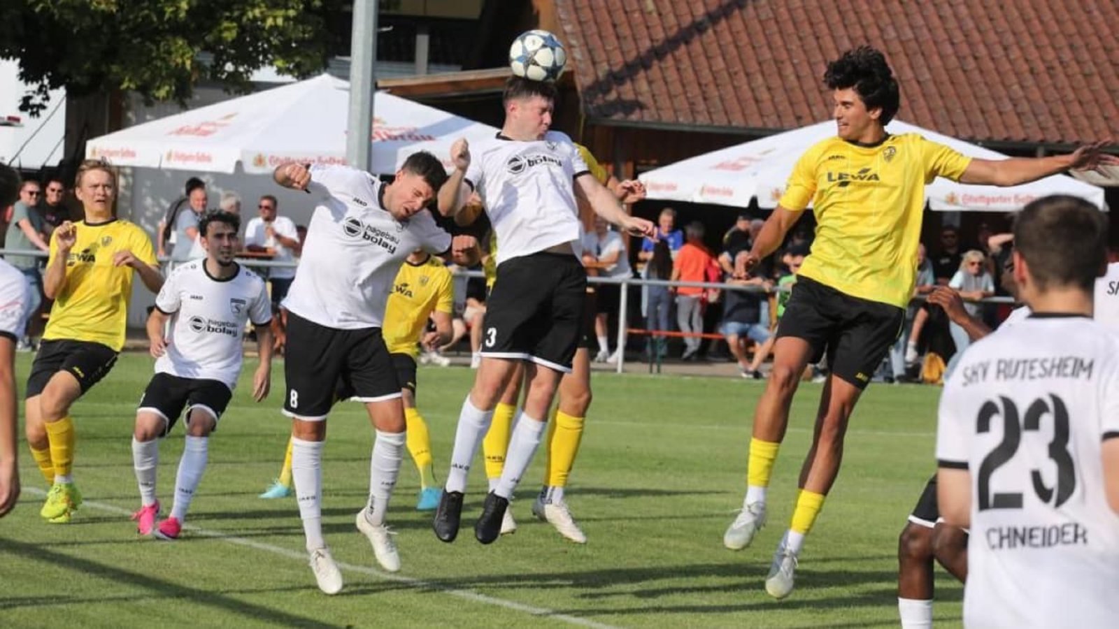 Bei Flanken ist die SKV Rutesheim (in Weiß/hier gegen den SV Leonberg/Eltingen beim Eugen-Essig-Turnier) offenbar anfällig für Gegentreffer.Andreas Gorr