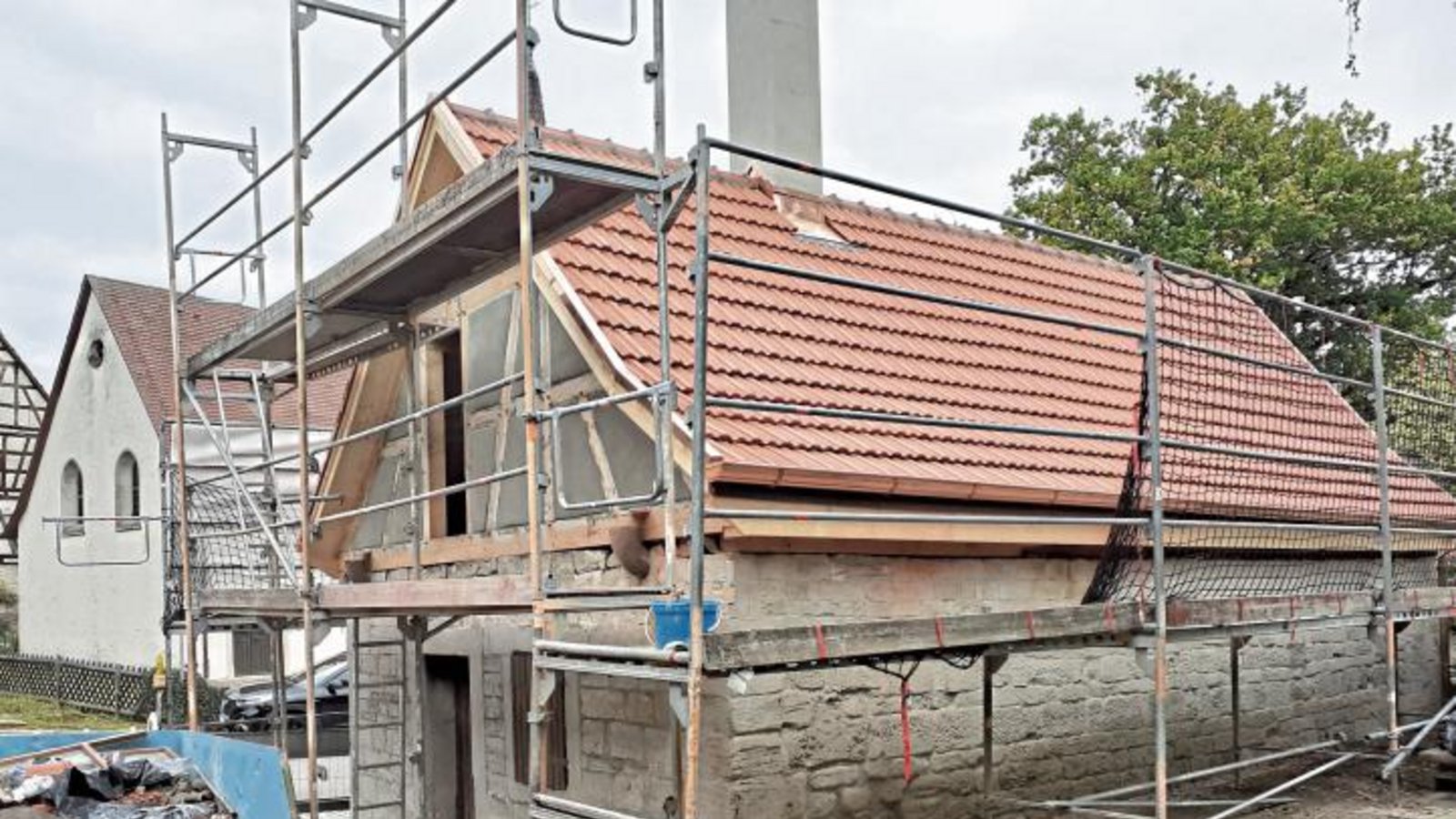 Das Dach des Backhauses aus dem 19. Jahrhundert in Ochsenbach erstrahlt bereits in frischem Glanz. Foto: Glemser Das Dach des Backhauses aus dem 19. Jahrhundert in Ochsenbach erstrahlt bereits in frischem Glanz. Foto: Glemser
